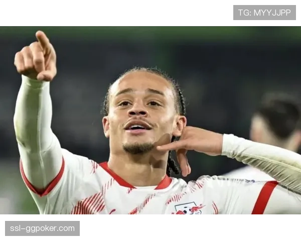 特写：莱比锡前锋西蒙斯回追80米完成防守，赢得主场球迷掌声